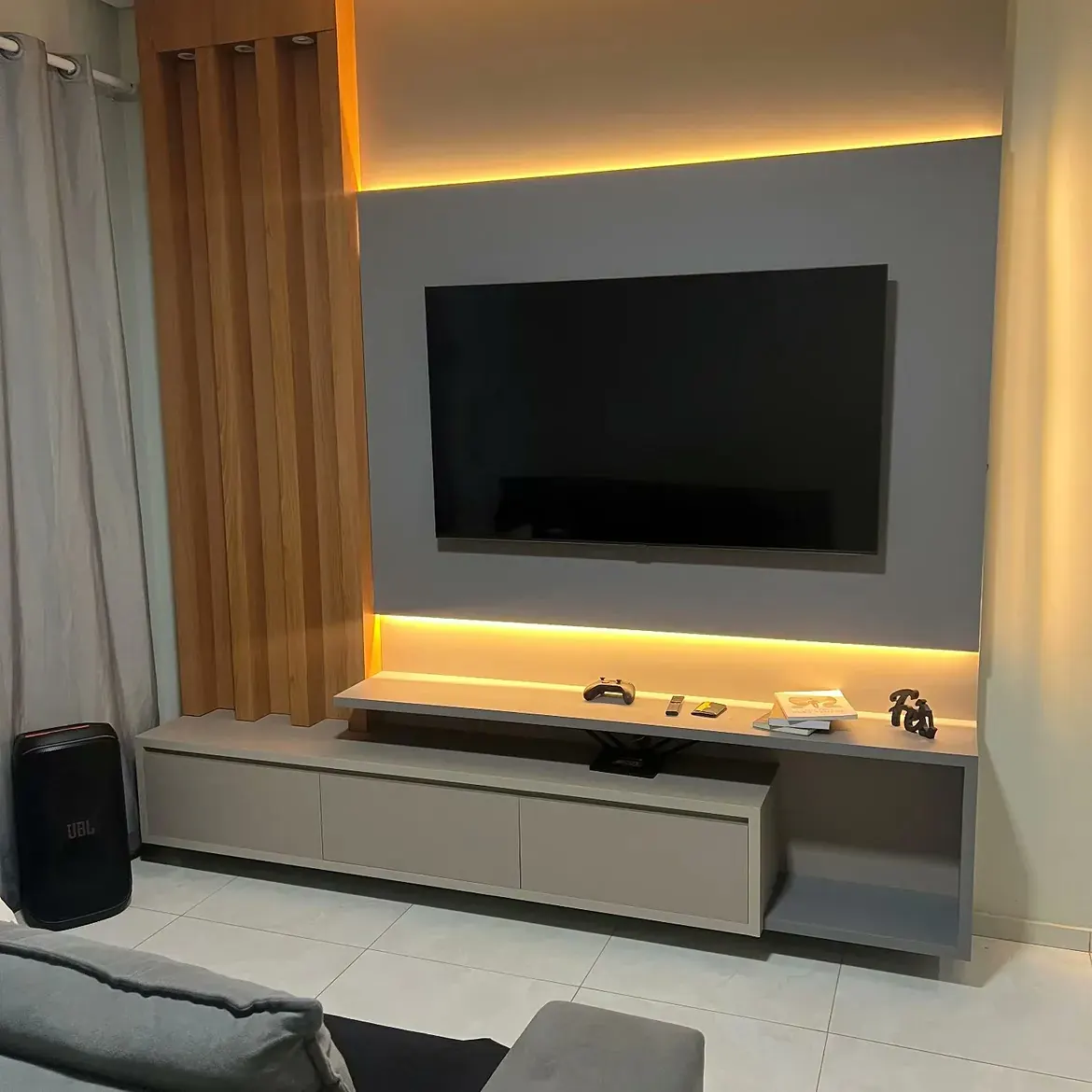 Painel de televisão planejado com madeira e iluminação indireta