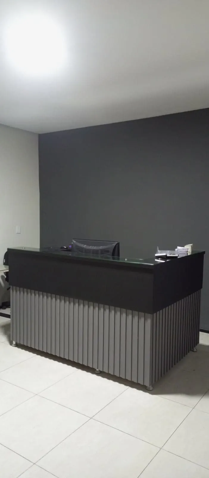Balcão de recepção planejado em preto e cinza